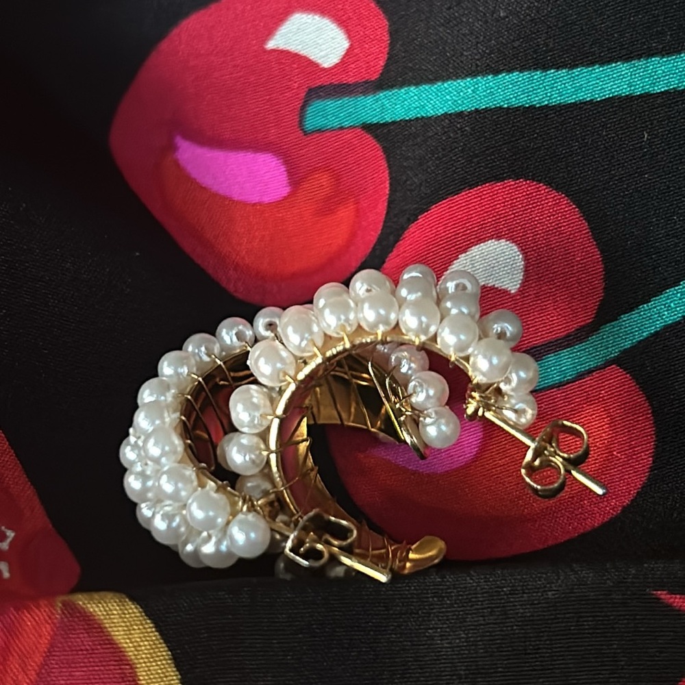 VTG NWOT Pair Faux Pearl Earrings on gold color half hoops - Picture 11 of 13
